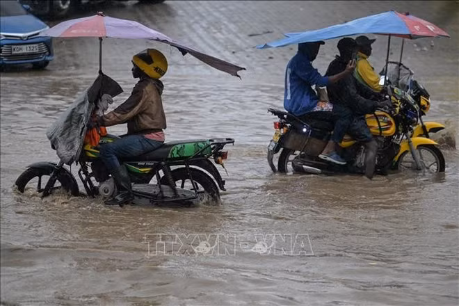 Cảnh ngập lụt sau những trận mưa lớn tại Mombasa, Kenya. (Ảnh tư liệu: TTXVN)