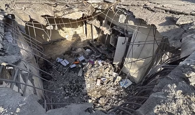 Một công trình ở Kabul, Afghanistan bị phá hủy sau khi trúng không kích của máy bay chiến đấu Pakistan, ngày 16/10/2025. (Ảnh: TTXVN)