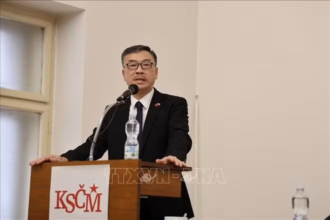 Đại sứ Việt Nam tại CH Séc Dương Hoài Nam phát biểu tại hội nghị.