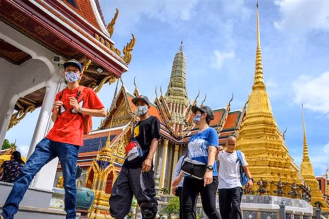 Du khách tham quan Cung điện Hoàng gia Thái Lan ở Bangkok. (Ảnh: TTXVN)