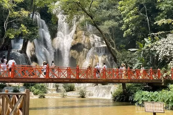 Khách tham quan thác Kuang Si - địa điểm du lịch nổi tiếng tại tỉnh Luang Prabang, Lào. (Ảnh: LÊ DUY TOÀN)