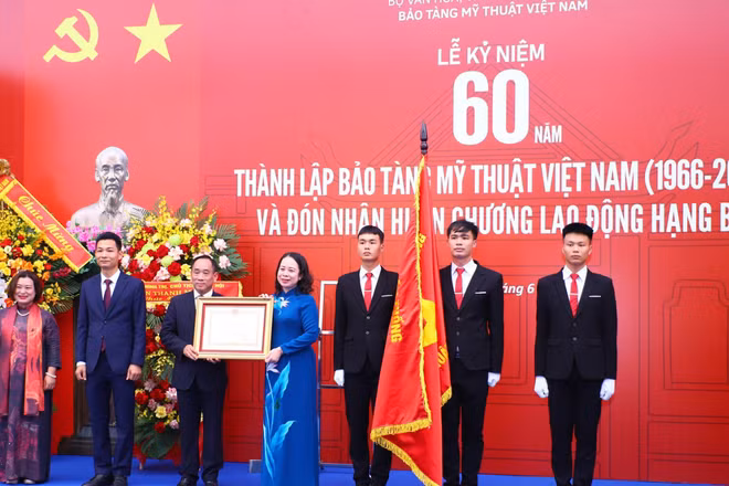 Đồng chí Võ Thị Ánh Xuân, Bí thư Trung ương Đảng, Phó Chủ tịch nước, Phó Chủ tịch thứ nhất Hội đồng Thi đua-Khen thưởng Trung ương trao Huân chương Lao động hạng Ba cho Bảo tàng Mỹ thuật Việt Nam. (Ảnh: VIỆT HÙNG)