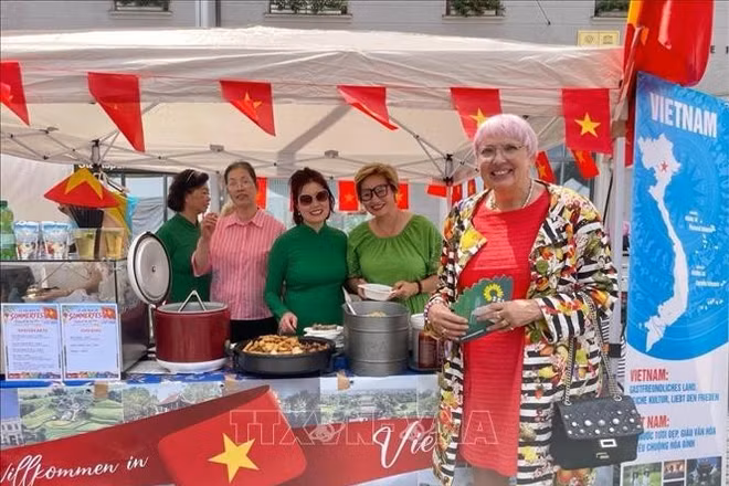 Bà Claudia Roth, Nghị sĩ Quốc hội Liên bang Đức, đến với gian hàng Việt Nam. (Ảnh: TTXVN)