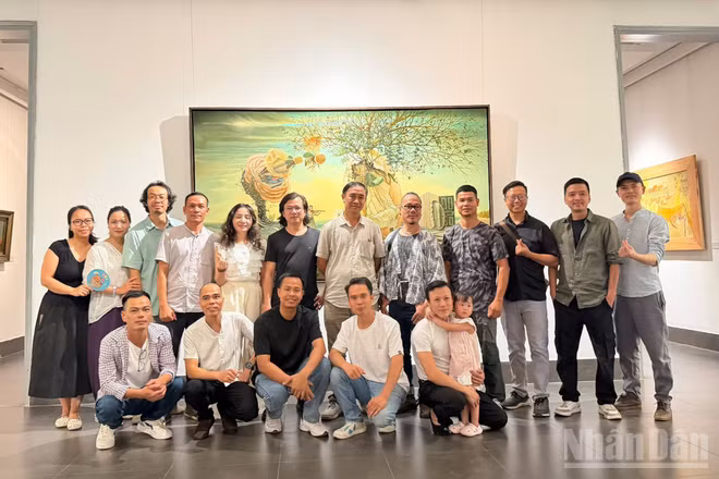 Các thành viên cùng thầy, cô của lớp K11 ngành Sư phạm mỹ thuật, Trường đại học Mỹ thuật Việt Nam.