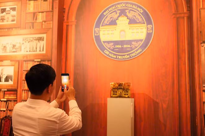 Công chúng khám phá tác phẩm trưng bày tại triển lãm "120 năm Đại học Quốc gia Hà Nội - Truyền thống giáo dục tinh hoa và khai phóng". (Ảnh: SIS-VNU)