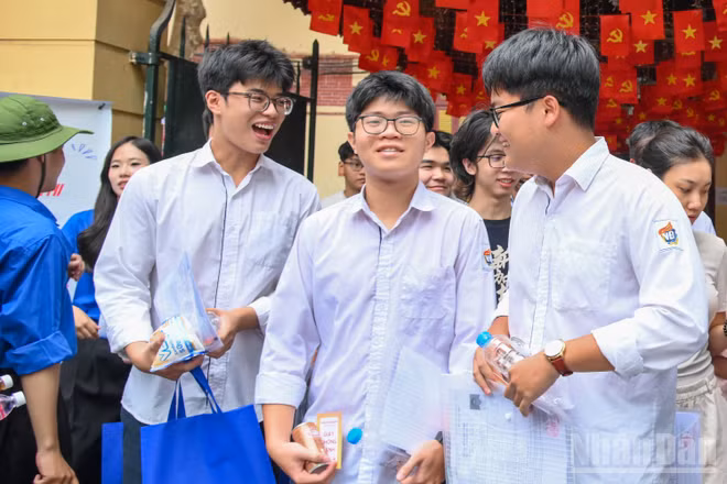 Thí sinh rạng rỡ sau khi hoàn thành bài thi Ngữ văn.