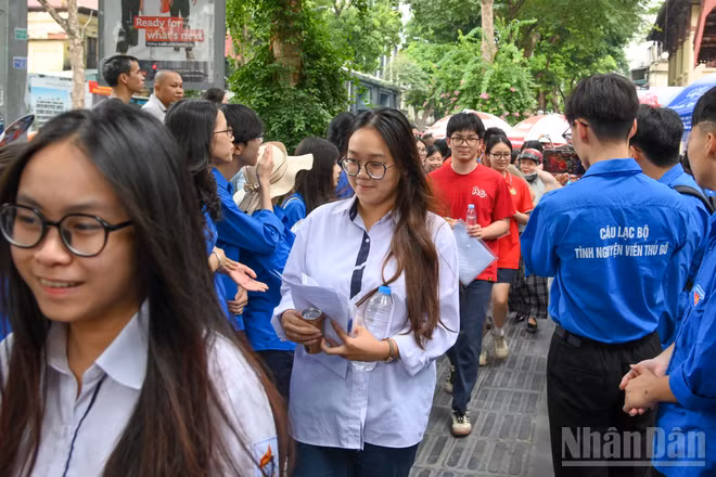 Thí sinh trong ngày thi đầu tiên.