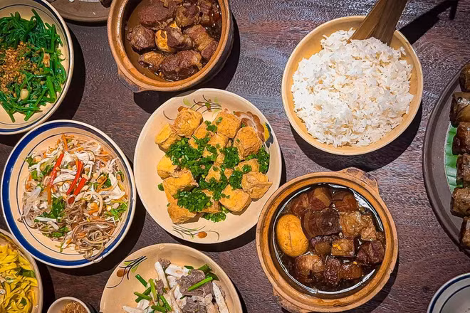 Thưởng thức mâm cơm Việt Nam là một trong những trải nghiệm khó quên của du khách quốc tế khi ghé thăm đất nước hình chữ S. (Ảnh: Travel & Leisure)