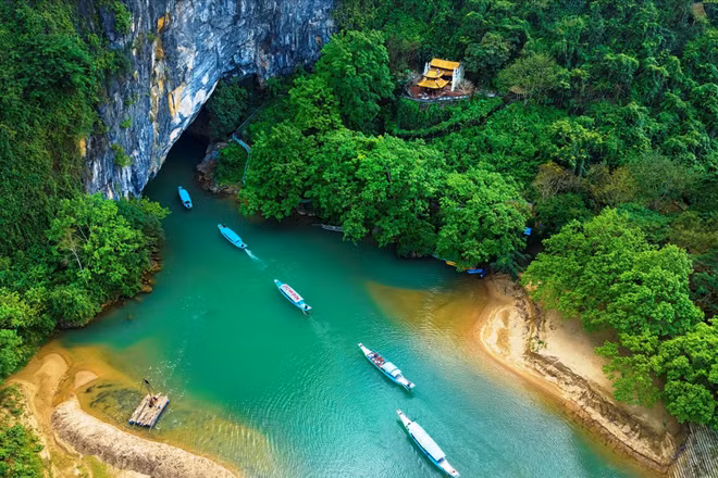 Thuyền đưa du khách vào tham quan động Phong Nha - điểm đến hút khách hàng đầu tại Quảng Trị. (Ảnh: TTXVN)