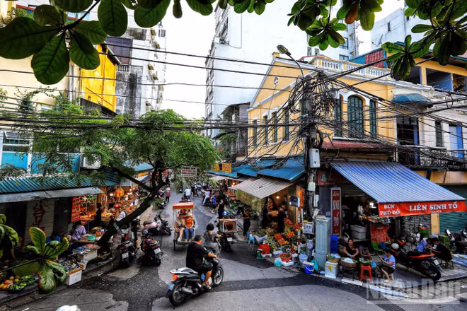 Một góc nhộn nhịp của phố cổ Hà Nội. (Ảnh: THÀNH ĐẠT)
