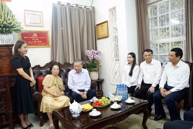 Tổng Bí thư, Chủ tịch nước Tô Lâm cùng Đoàn công tác của Trung ương thăm hỏi thân nhân gia đình Tổng Bí thư Lê Duẩn.