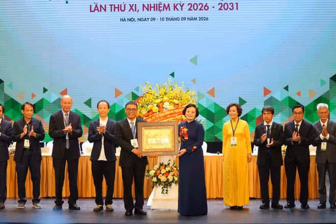Bí thư Trung ương Đảng, Phó Thủ tướng Chính phủ Phạm Thị Thanh Trà tặng hoa chúc mừng Đại hội đại biểu toàn quốc Hội Kiến trúc sư Việt Nam khóa XI, nhiệm kỳ 2026-2031. (Ảnh: Ban Tổ chức)