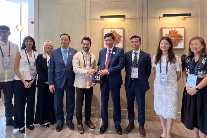 Thứ trưởng Văn hóa, Thể thao và Du lịch Hồ An Phong tặng quà lưu niệm cho đoàn doanh nghiệp USABC. (Ảnh: TITC)