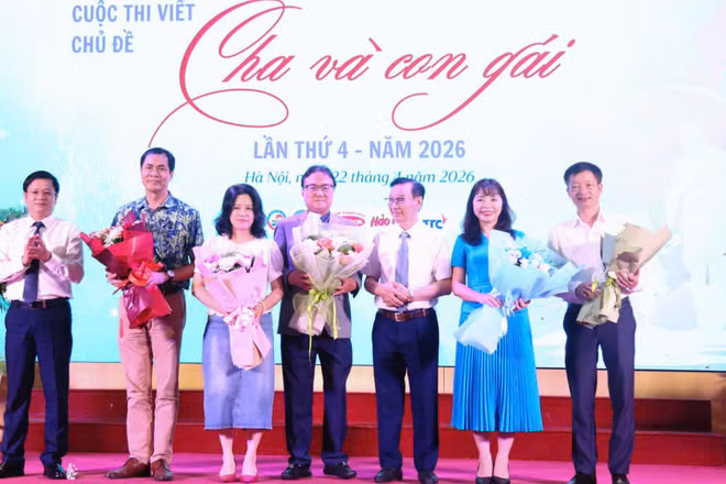 Ban Giám khảo cuộc thi viết "Cha và con gái" lần 4.