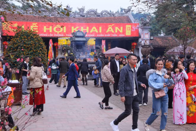 Khách du lịch đến đền Trần vào đầu năm mới. (Ảnh: TTXVN)