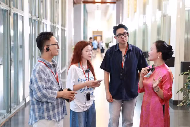 Các nhà sáng tạo nội dung Nguyễn Đức Huy (Huy Linh Tinh), Cao Ý Nhi (Sài Gòn Holic) và Trương Quang Anh Minh (Lu Lu Review) nghe hướng dẫn viên kể chuyện trong Dinh Độc Lập.
