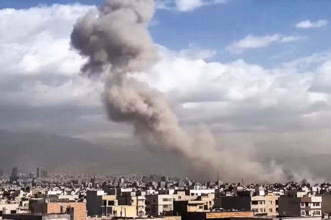 Khói bốc lên sau vụ không kích của lực lượng Mỹ-Israel nhằm vào Thủ đô Tehran, Iran, ngày 28/2/2026. (Ảnh: ANI/TTXVN)