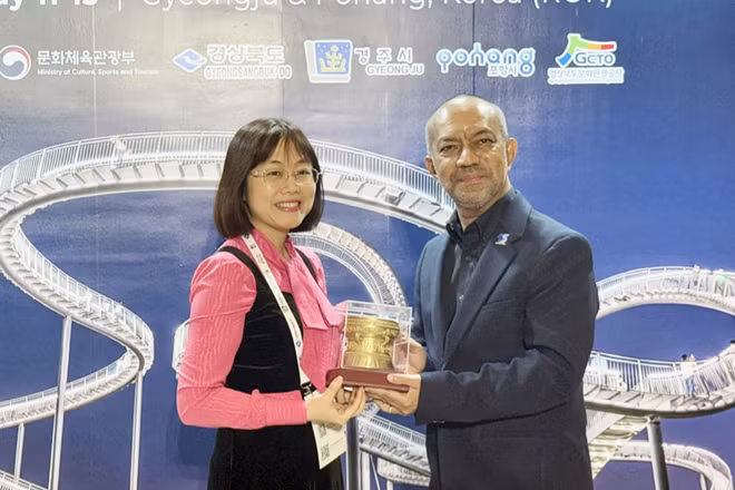 Phó Cục trưởng Cục Du lịch quốc gia Việt Nam Nguyễn Thị Hoa Mai tặng quà lưu niệm cho Giám đốc điều hành Hiệp hội Du lịch châu Á-Thái Bình Dương Noor Ahmad Hamid. (Ảnh: TITC)
