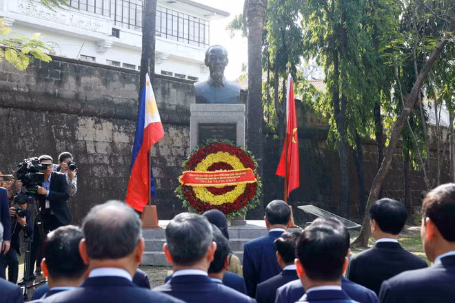 Tổng Bí thư, Chủ tịch nước Tô Lâm và Phu nhân cùng đoàn đại biểu cấp cao Việt Nam đến dâng hoa tại Tượng đài Chủ tịch Hồ Chí Minh trong Công viên ASEAN, thành cổ Intramuros. 
