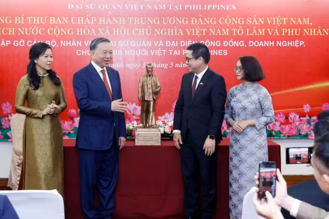 Tổng Bí thư, Chủ tịch nước Tô Lâm và Phu nhân tặng bức tượng Chủ tịch Hồ Chí Minh cho Đại sứ quán Việt Nam tại Philippines. (Ảnh: TTXVN)