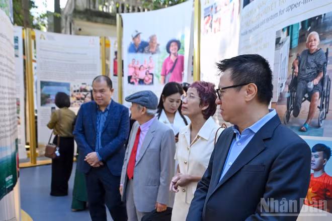 Triển lãm Hành động vì Cộng đồng 2025 diễn ra tại khuôn viên Báo Nhân Dân. (Ảnh: THỦY NGUYÊN)