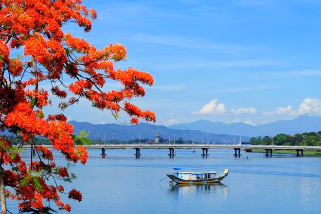 Vẻ đẹp của dòng sông Hương thơ mộng. (Ảnh: TTXVN)