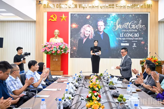 Đêm nhạc “Secret Garden Live in Vietnam” diễn ra vào 19 giờ 30 ngày 18/10 tại Trung tâm Hội nghị Quốc gia, Mỹ Đình, Hà Nội.