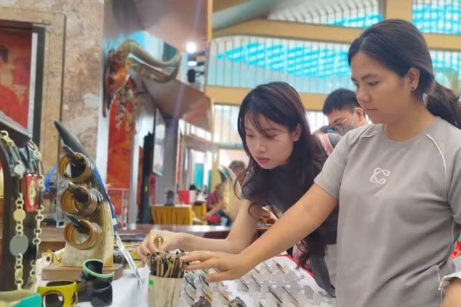 Nhiều sản phẩm thủ công mỹ nghệ từ các làng nghề truyền thống của Thủ đô được trưng bày tại không gian "Tinh hoa Thu Hà Nội".
