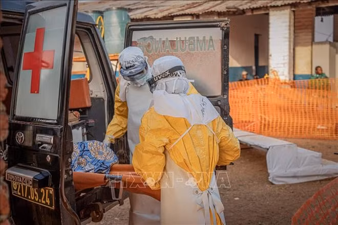 Nhân viên y tế chuyển bệnh nhân Ebola tới trung tâm điều trị ở Mongbwalu, tỉnh Ituri, CHDC Congo. (Ảnh: THX/TTXVN)