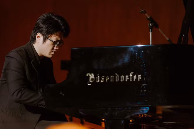 Nghệ sĩ piano Lưu Đức Anh đảm nhận vai trò độc tấu bên cạnh dàn nhạc Dàn nhạc giao hưởng Mặt Trời (SSO).