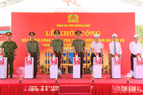 Các đại biểu thực hiện nghi thức khởi công xây dựng công trình trụ sở làm việc Công an cấp xã thuộc Công an tỉnh Quảng Ngãi. (Ảnh: HIỂN CỪ) 