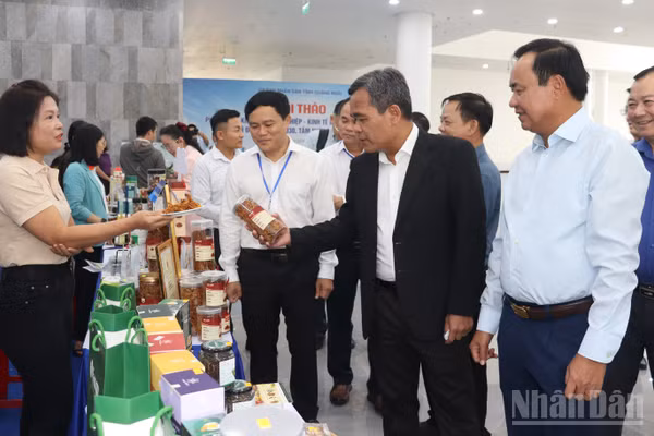 Bí thư Tỉnh ủy Quảng Ngãi Hồ Văn Niên và Thứ trưởng Nông nghiệp và Môi trường Võ Văn Hưng tham quan các gian hàng trưng bày sản phẩm OCOP, sản phẩm nông nghiệp đặc trưng của Quảng Ngãi. (Ảnh: HIỂN CỪ)