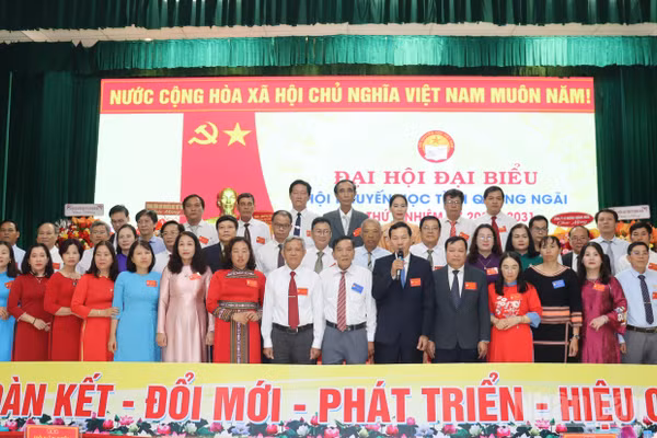 Ban Chấp hành Hội Khuyến học tỉnh Quảng Ngãi lần thứ I, nhiệm kỳ 2026-2031 ra mắt nhận nhiệm vụ. (Ảnh: HIỂN CỪ)