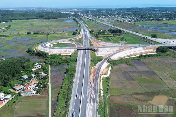 Từ 0 giờ ngày 1/10/2026, nút giao Trì Bình-Dung Quất thuộc tuyến đường cao tốc Đà Nẵng-Quảng Ngãi chính thức thông xe, đưa vào khai thác và tổ chức thu phí. (Ảnh: HIỂN CỪ)