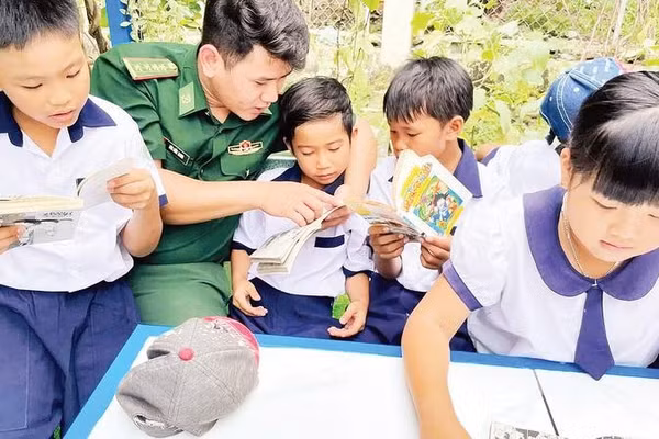 Đại úy Bùi Đức Sang và các em nhỏ ở xã Thạnh An thời điểm còn công tác tại xã.