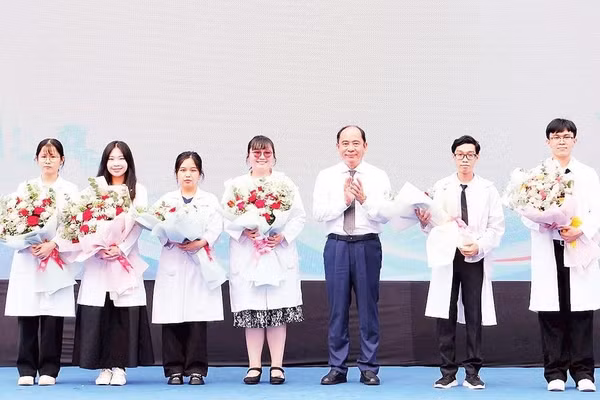 Đại diện Sở Y tế Thành phố Hồ Chí Minh tặng hoa chúc mừng những bác sĩ trẻ đăng ký về công tác tại các trạm y tế.