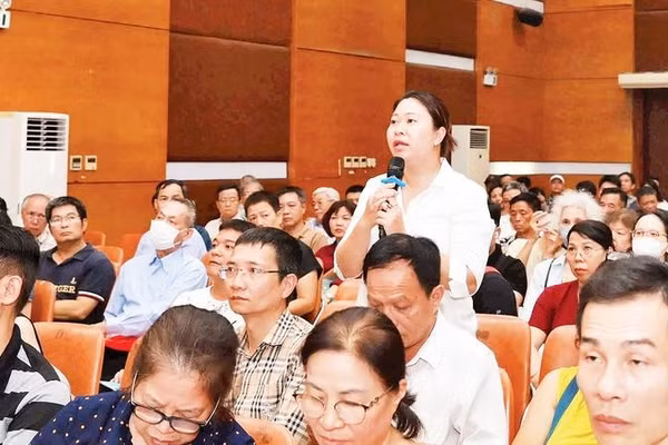 Phường Bạch Mai tổ chức đối thoại với người dân về cơ chế chính sách giải phóng mặt bằng Dự án trục không gian Quốc lộ 1A (Ảnh LINH CHI)