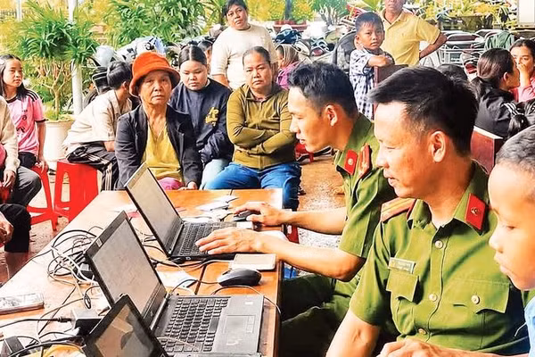 Lực lượng công an xã hỗ trợ người dân thực hiện thủ tục cấp căn cước, cập nhật và chuẩn hóa dữ liệu dân cư ngay từ cơ sở.
