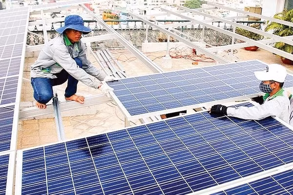 Công nhân lắp đặt điện mặt trời tại Thành phố Hồ Chí Minh.