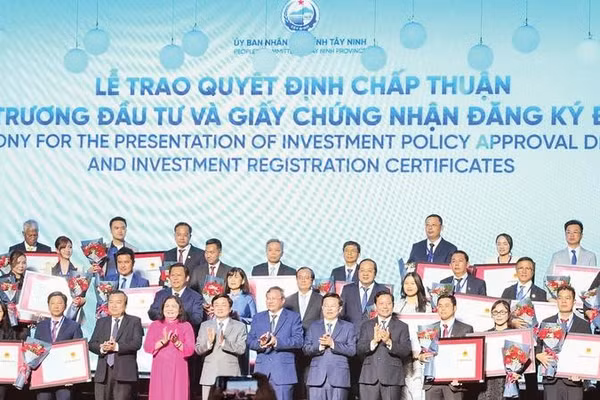 Lãnh đạo tỉnh Tây Ninh trao Quyết định chấp thuận chủ trương đầu tư và giấy chứng nhận đăng ký đầu tư cho doanh nghiệp Tây Ninh tổ chức Lễ khởi công động thổ các công trình, dự án tại hội nghị xúc tiến đầu tư năm 2026.