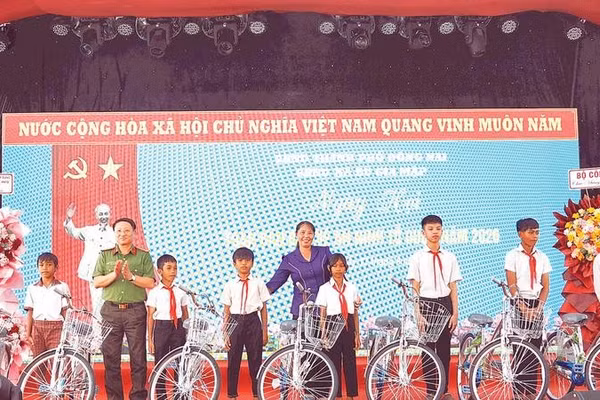 Đại diện lãnh đạo Bộ Công an trao xe đạp tặng học sinh nghèo xã Bù Gia Mập.