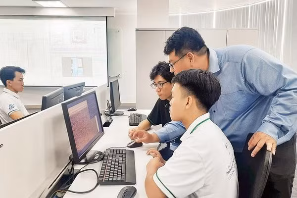 Sinh viên Trường đại học Công nghệ thông tin (Đại học Quốc gia Thành phố Hồ Chí Minh) trong giờ học môn thiết kế vi mạch bán dẫn.