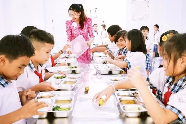 Niềm vui của các em học sinh Trường tiểu học và trung học cơ sở Nguyễn Tất Thành khi được nhà trường tổ chức ăn bán trú.