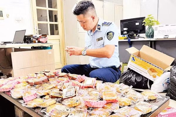 Lực lượng Quản lý thị trường Hà Nội kiểm tra các sản phẩm bánh Trung thu lưu thông trên địa bàn (Ảnh QLTT)