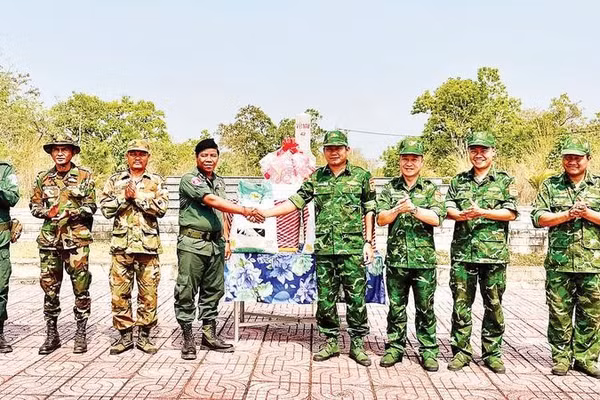 Bộ đội Biên phòng tỉnh Đắk Lắk thăm hỏi, tặng quà lực lượng bảo vệ biên giới tỉnh Mondulkiri.