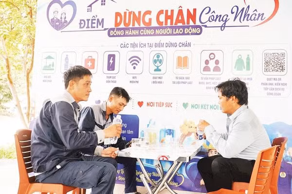 Người lao động ghé nghỉ trưa tại “Điểm dừng chân Công nhân”.