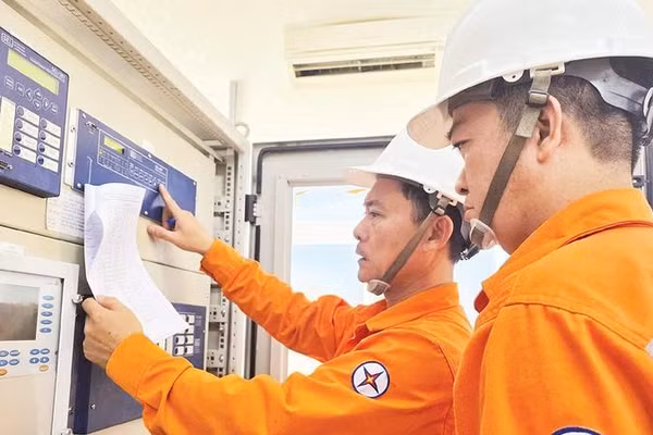 Công nhân Công ty Điện lực Đắk Lắk triển khai các phương án bảo đảm an toàn điện trong những tháng mưa, bão cuối năm 2026 (Ảnh CÔNG LÝ)