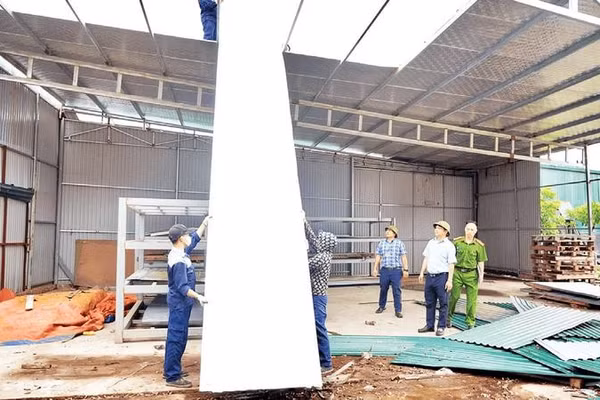 Cơ quan chức năng của Ủy ban nhân dân xã Đan Phượng kiểm tra việc tháo dỡ, di chuyển tài sản các công trình vi phạm tại thôn Tân Thành.