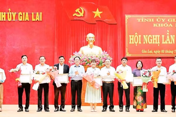 Tỉnh ủy Gia Lai tặng Bằng khen cho 9 đảng bộ trực thuộc đạt tiêu chuẩn hoàn thành xuất sắc nhiệm vụ tiêu biểu năm 2025.