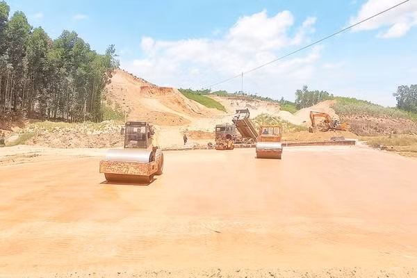 Phương tiện, thiết bị thi công dự án đường Hoàng Sa-Dốc Sỏi xuyên dịp lễ 2/9 vừa qua.